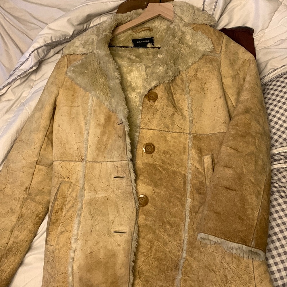 100% genuine leather. Faux fur. Express coat.